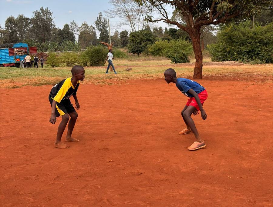 Bambini che giocano nel campo